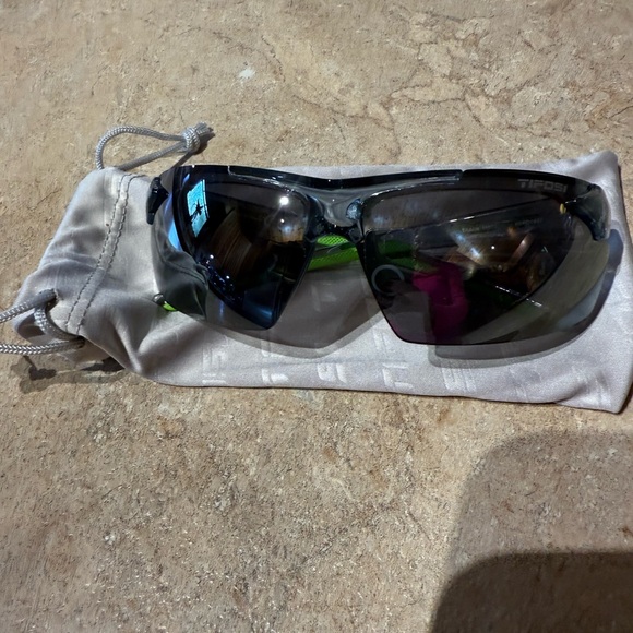 Tifosi Optics Black and Green Sunglasses - Picture 1 of 2